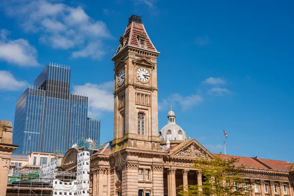 Historical Building Clock Tower Birmingham Contrasts Modern Structures Clear Sky — Stock Photo, Image
