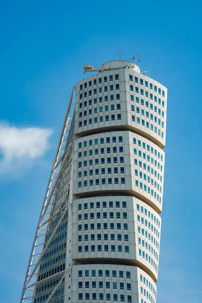 Modern Twisting Skyscraper Soars Clear Blue Sky Wispy Clouds Malmo — Stock Photo, Image
