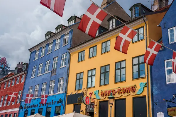 Vibrante Escena Callejera Copenhague Con Coloridos Edificios Europeos Banderas Azules — Foto de Stock