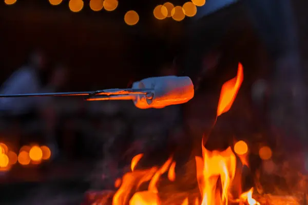 Goldenbrown Marshmallow Roasts Metal Rod Vibrant Flames Festive Bokeh Background — Stock Photo, Image