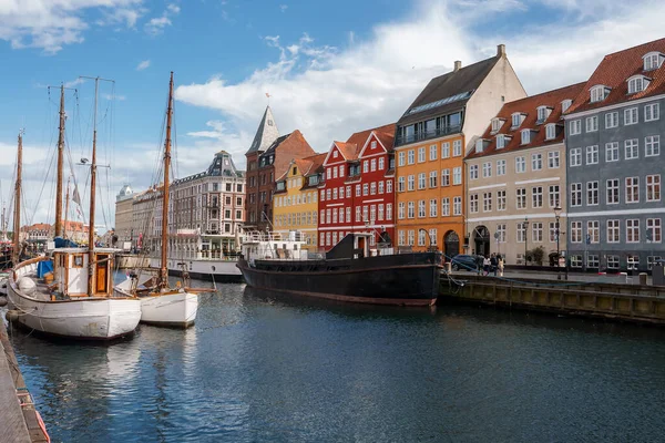 Serene Day Nyhavn Copenhagen Boats Moored Canal Reflecting Colorful Facades — Stock Photo, Image