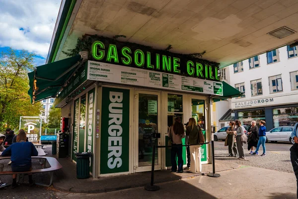 文塔吉斯特尔Gasoline汉堡包店 绿白相间 顾客排成长队坐在户外 在一个清澈的天空和附近的停车场里 — 图库照片