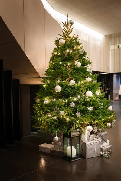 Elegante Albero Natale Con Ornamenti Bianchi Argento Luci Calde Topper — Foto Stock