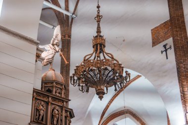 Riga Dome Katedrali 'nin kubbeli tavanları ve tuğlalı sütunları bu dingin kiliseyi tanımlıyor. Süslü bir avize ve bir melek heykeli, Letonya 'da kalbinde basit bir haç ile ambiyansı ekler..