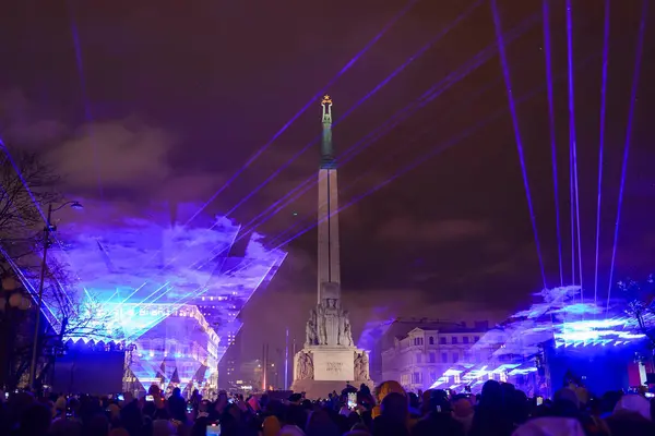Das Beleuchtete Freiheitsdenkmal Riga Steht Mittelpunkt Einer Lebhaften Nächtlichen Feier — Stockfoto