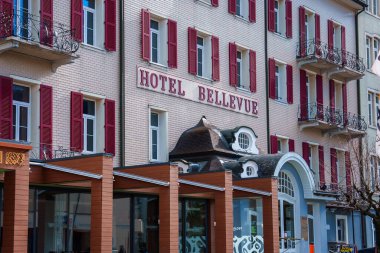 Engelberg 'in cazibesini yakalayan Bellevue Oteli, Avrupa' da klasik bir tasarıma sahiptir. Krem cepheli, kırmızı aksanlı, beyaz çerçeveli pencereli ve alp meraklıları için rahat bir konaklama yeri sunmaktadır..
