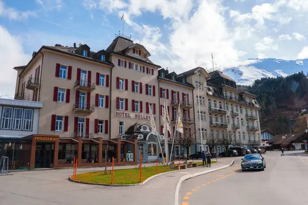 スイスのエンゲルベルクにあるグランドホテルベルビュー 伝統的なヨーロッパの建築 スイスの旗 穏やかな山の背景を備えたアルパインタウンストリートビュー — ストック写真