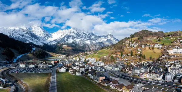 瑞士阿尔卑斯山中Engelberg的全景 展示了它的高山建筑 火车站和白云映衬蓝天的雪山 — 图库照片