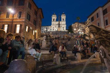 Piazza di Spagna İtalya 'da. Roma 'da İspanyol basamakları, akşam İtalya' da. İtalya 'nın en ünlü meydanlarından biri. Roma mimarisi ve simgesi.