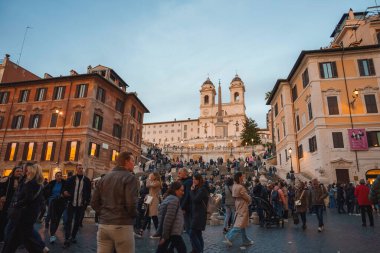Piazza di Spagna İtalya 'da. Roma 'da İspanyol basamakları, akşam İtalya' da. İtalya 'nın en ünlü meydanlarından biri. Roma mimarisi ve simgesi.