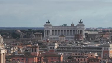 Piazza di Spagna İtalya 'da. Roma 'da İspanyol basamakları, akşam İtalya' da. İtalya 'nın en ünlü meydanlarından biri. Roma mimarisi ve simgesi.