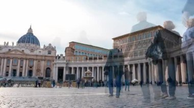 Saint Peters Bazilikası 'nın panorama manzarası ve Vatikan, İtalya' da gün doğumunda meydan