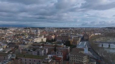 Roma şehrinin yukarıdan güzel hava manzarası, İtalya. Roma 'da büyülü bahar. Panoramik hava görüntüsü.