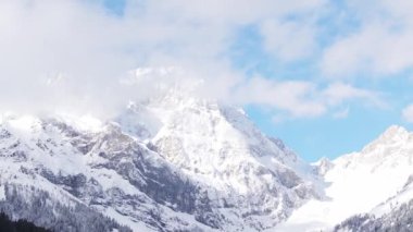 İsviçre Alplerinde karlı dağ zirvesi. Güzel Alpler panoramik görünüm.