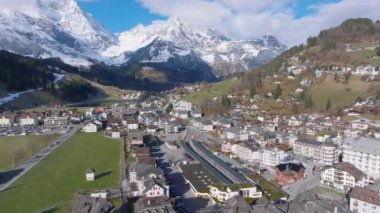 İsviçre 'deki Engelberg köyünün hava manzarası. Engelberg 'in kışın tüm manzarası karla kaplıyken İsviçre köyüne bakın.