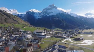 İsviçre 'deki Engelberg köyünün hava manzarası. Engelberg 'in kışın tüm manzarası karla kaplıyken İsviçre köyüne bakın.