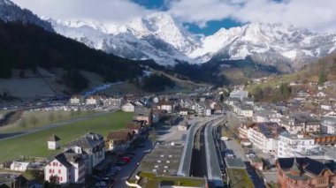 İsviçre 'deki Engelberg köyünün hava manzarası. Engelberg 'in kışın tüm manzarası karla kaplıyken İsviçre köyüne bakın.