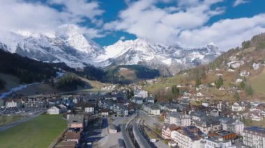 İsviçre 'deki Engelberg köyünün hava manzarası. Engelberg 'in kışın tüm manzarası karla kaplıyken İsviçre köyüne bakın.