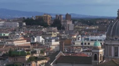 Roma şehrinin yukarıdan güzel hava manzarası, İtalya. Roma 'da büyülü bahar. Panoramik hava görüntüsü.