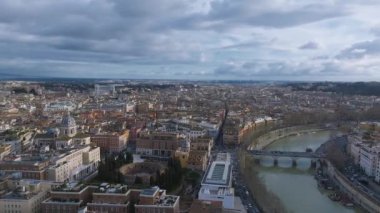Roma şehrinin yukarıdan güzel hava manzarası, İtalya. Roma 'da büyülü bahar. Panoramik hava görüntüsü.