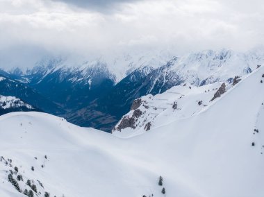 Verbier 'in hava manzarası, İsviçre karları yamaçları ve tepeleri kaplıyordu. Kayak ve snowboard yapmak için mükemmeldi. Nadir bitki örtüsü ve bulutlar Alp büyüsünü ve eğlencesini arttırır.
