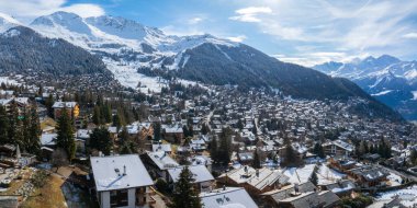 İsviçre 'de bir Alpler kayak kasabası olan Verbier' in hava görüntülerinde çatılar, kireçler, modern yapılar ve yamaçlar karla kaplı. Sakin dağlar ve mavi gökyüzü kış sporlarının cazibesini arttırıyor.