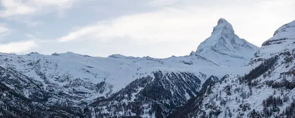 Śnieg Pokryty Matterhorn Zermatt Szwajcaria Tras Narciarskich Wyciągów Krzesełkowych Miasta — Zdjęcie stockowe
