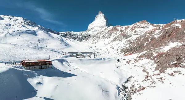 Sviçre Alpleri Ndeki Zermatt Kayak Merkezinin Karlı Görüntüsü Bir Kırmızı — Stok fotoğraf