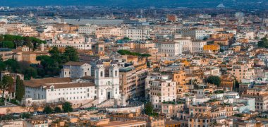 Roma, İtalya 'nın hava manzarası, şafak veya alacakaranlıkta. Roma 'daki Piazza di Spagna, İtalya. Sabah Roma 'da, İtalya' da İspanyol adımları. İtalya 'nın en ünlü meydanlarından biri.. 