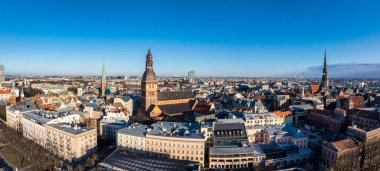 Riga 'nın yukarıdan manzarası çok güzel. Letonya 'nın başkenti Riga' nın panoramik manzarası.