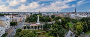 Riga 'nın yukarıdan manzarası çok güzel. Letonya 'nın başkenti Riga' nın panoramik manzarası.