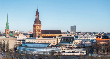 Riga 'nın yukarıdan manzarası çok güzel. Letonya 'nın başkenti Riga' nın panoramik manzarası.
