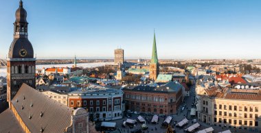 Riga 'nın yukarıdan manzarası çok güzel. Letonya 'nın başkenti Riga' nın panoramik manzarası.