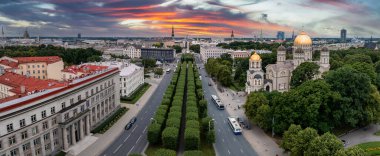 Riga 'nın yukarıdan manzarası çok güzel. Letonya 'nın başkenti Riga' nın panoramik manzarası.