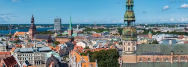 Riga 'nın yukarıdan manzarası çok güzel. Letonya 'nın başkenti Riga' nın panoramik manzarası.