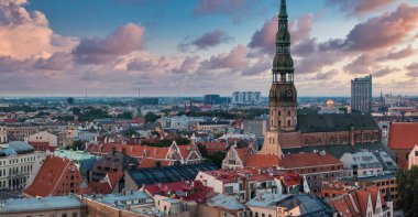 Rigafrom 'un üzerinde güzel bir hava batımı. Letonya 'nın başkenti Riga' nın panoramik manzarası.