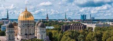 Riga 'nın yukarıdan manzarası çok güzel. Letonya 'nın başkenti Riga' nın panoramik manzarası.