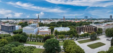 Riga 'nın yukarıdan manzarası çok güzel. Letonya 'nın başkenti Riga' nın panoramik manzarası.