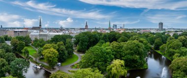 Riga 'nın yukarıdan manzarası çok güzel. Letonya 'nın başkenti Riga' nın panoramik manzarası.