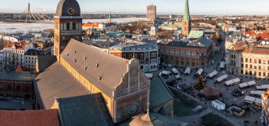 Riga 'nın yukarıdan manzarası çok güzel. Letonya 'nın başkenti Riga' nın panoramik manzarası.