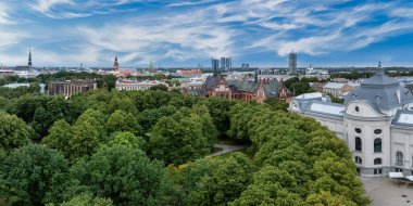 Riga 'nın yukarıdan manzarası çok güzel. Letonya 'nın başkenti Riga' nın panoramik manzarası.