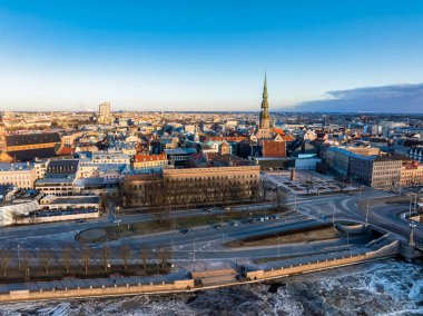 Riga 'nın yukarıdan manzarası çok güzel. Letonya 'nın başkenti Riga' nın panoramik manzarası.