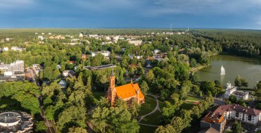 Litvanya tatil beldesi Druskininkai 'nin hava panoramik manzarası. Druskininkai sonbahar renklerinde, Litvanya 'nın en güzel şehri Druskininkai' deki çok renkli ağaçların insansız hava aracı resmi
