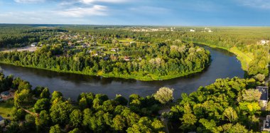 Litvanya tatil beldesi Druskininkai 'nin hava panoramik manzarası. Druskininkai sonbahar renklerinde, Litvanya 'nın en güzel şehri Druskininkai' deki çok renkli ağaçların insansız hava aracı resmi