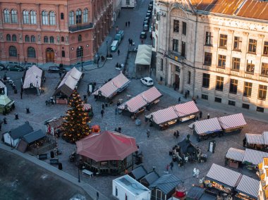 Riga 'nın yukarıdan manzarası çok güzel. Letonya 'nın başkenti Riga' nın panoramik manzarası.