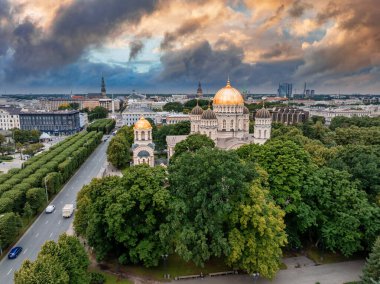 Riga, Letonya 'daki İsa' nın Doğumu Katedrali. Bizans tarzı Ortodoks katedrali, Baltık bölgesinin en büyüğü, altın renkli kubbesi, ağaçların arasında parıldayan yaldızlı kubbeleri var.