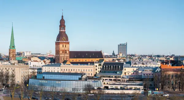 Riga 'nın yukarıdan manzarası çok güzel. Letonya 'nın başkenti Riga' nın panoramik manzarası.