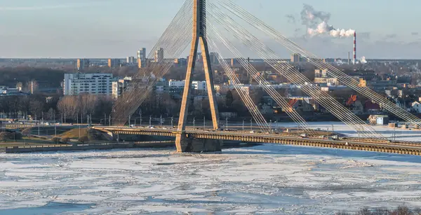 Riga, Letonya 'daki donmuş Daugava nehri. Riga üzerindeki kışın havadan görünüşü.