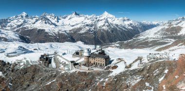 Gornergrat Gözlemevi ve Matterhorn Tepesi, Zermatt İsviçre. İsviçre, Zermatt 'taki dağ manzaralı gözlemevi.