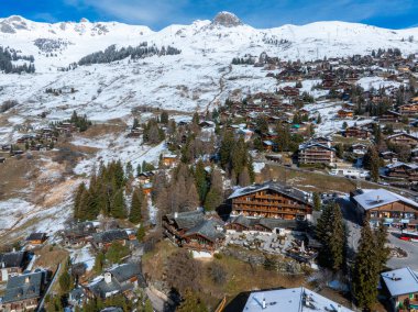 İsviçre 'deki Verbier kayak merkezinin hava panoramik manzarası. Dağların önünde duran klasik ahşap dağ evleri.. 